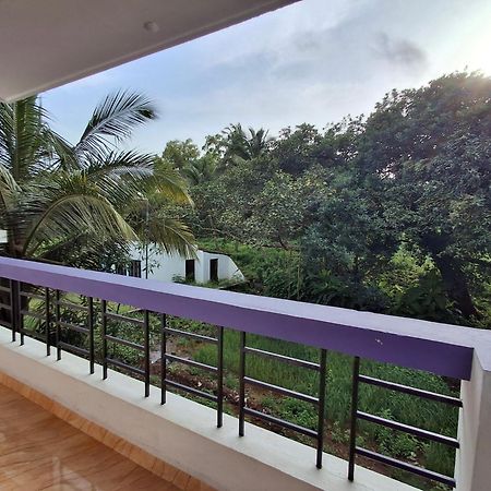 Lobo'S Guesthouse Cavelossim Bagian luar foto
