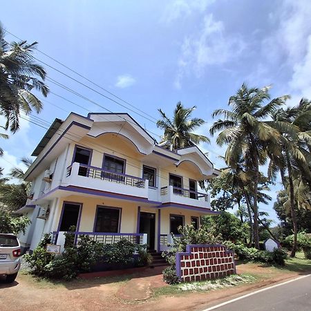 Lobo'S Guesthouse Cavelossim Bagian luar foto