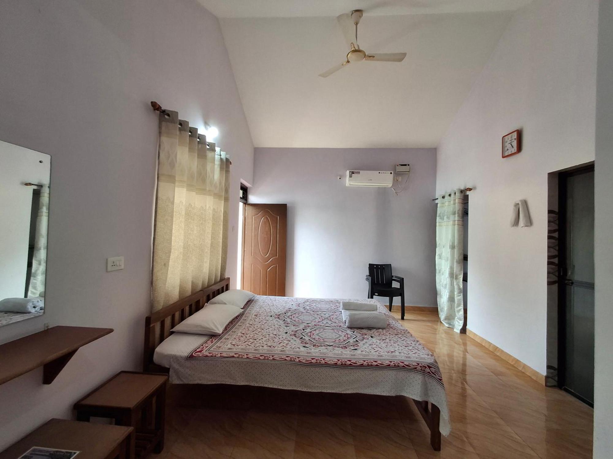 Lobo'S Guesthouse Cavelossim Bagian luar foto
