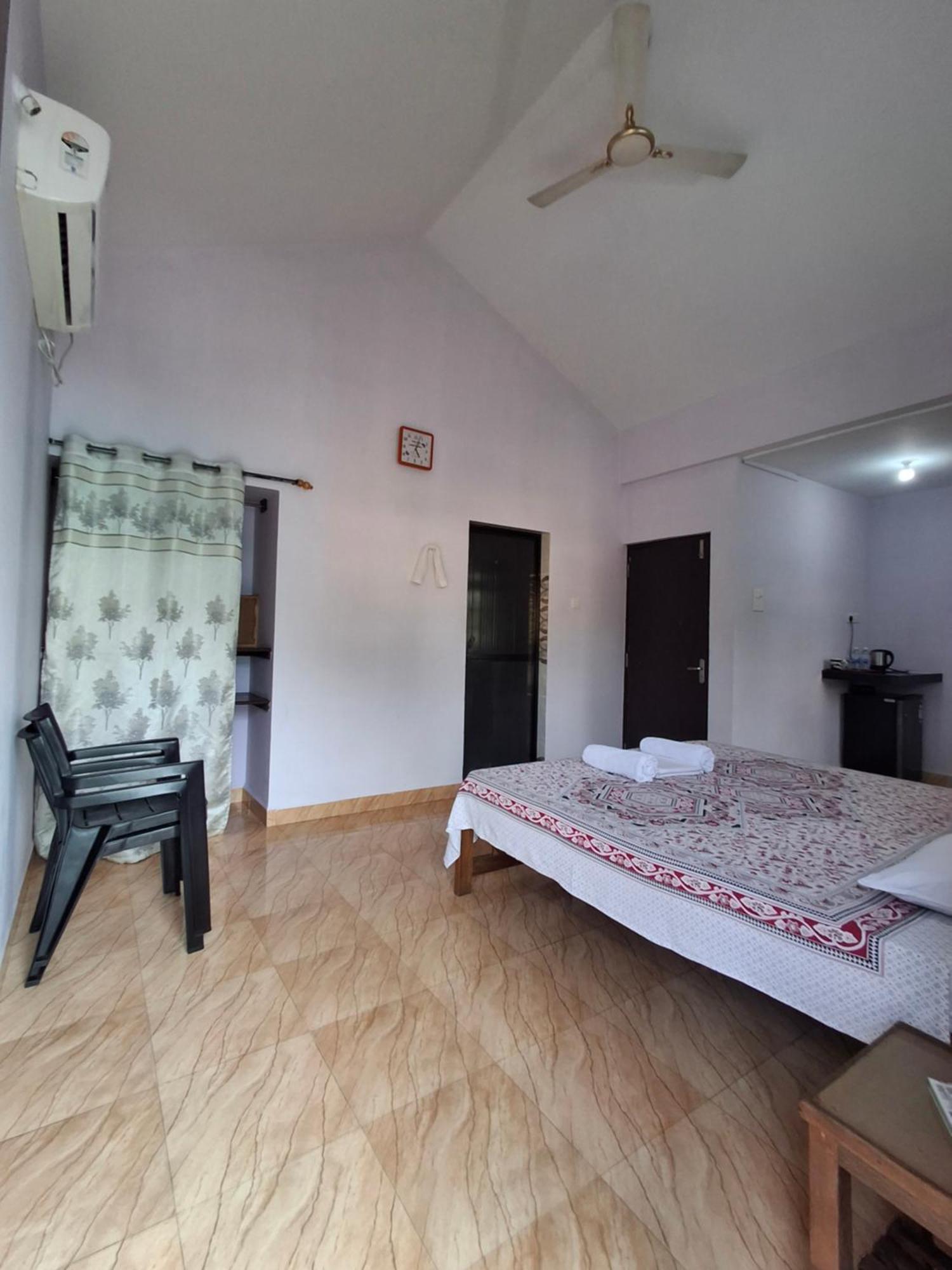 Lobo'S Guesthouse Cavelossim Bagian luar foto