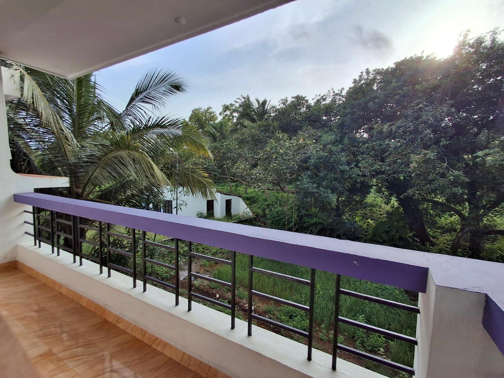 Lobo'S Guesthouse Cavelossim Bagian luar foto