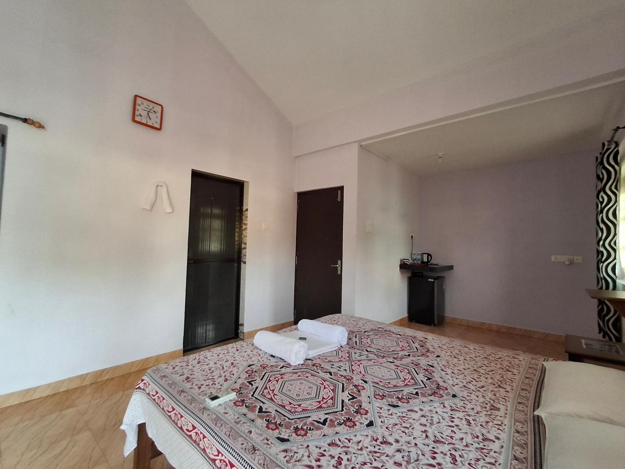 Lobo'S Guesthouse Cavelossim Bagian luar foto