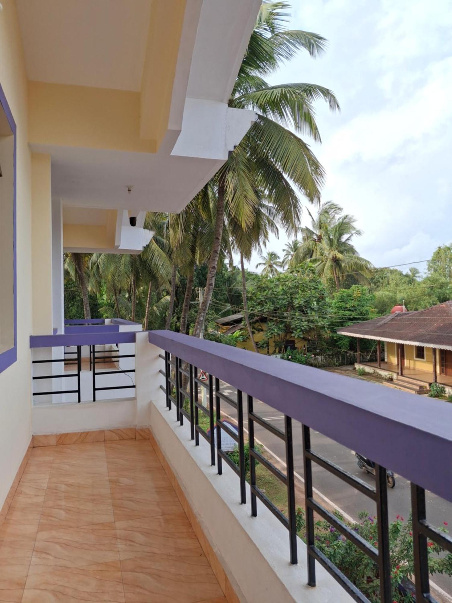 Lobo'S Guesthouse Cavelossim Bagian luar foto