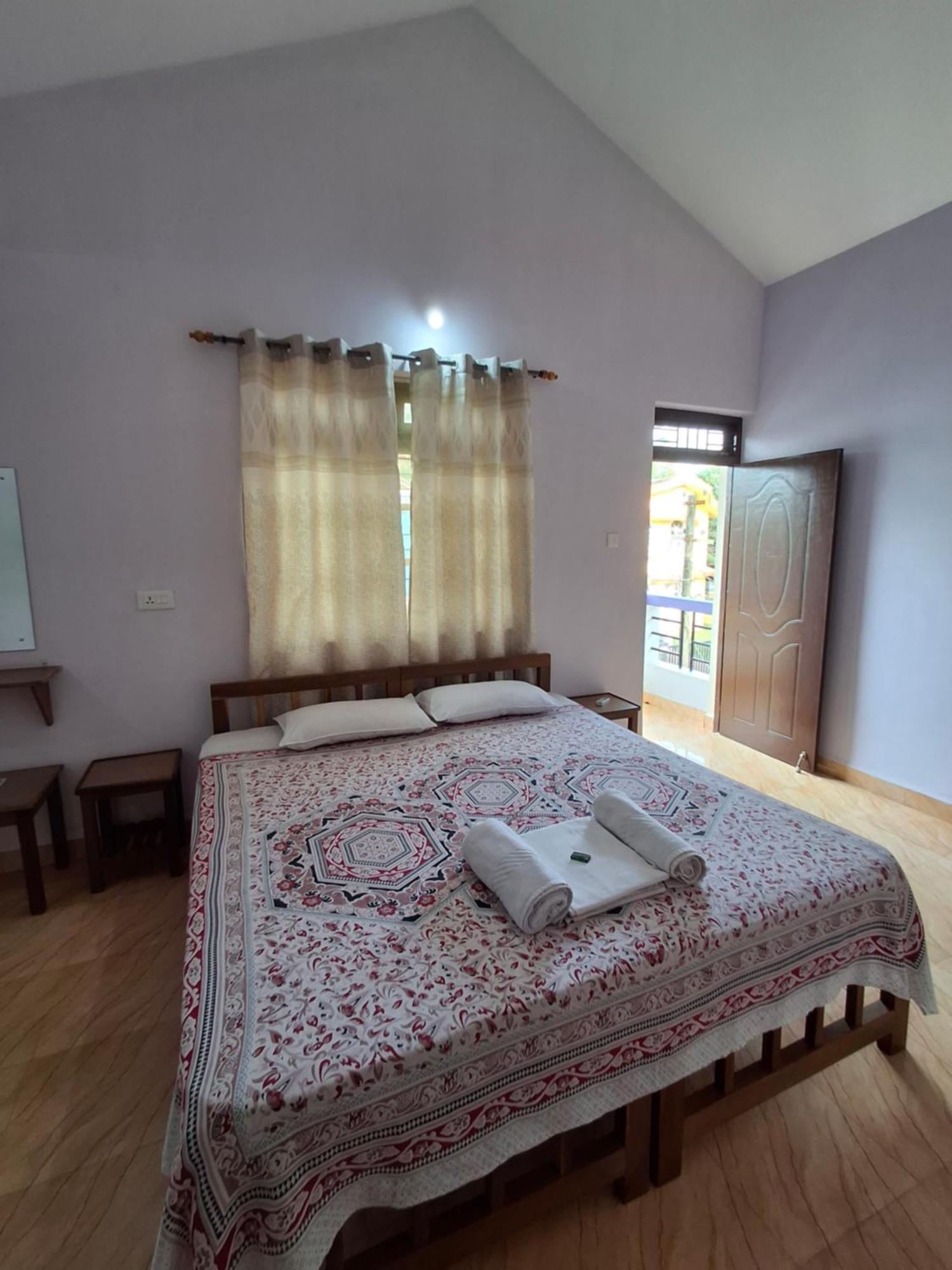 Lobo'S Guesthouse Cavelossim Bagian luar foto