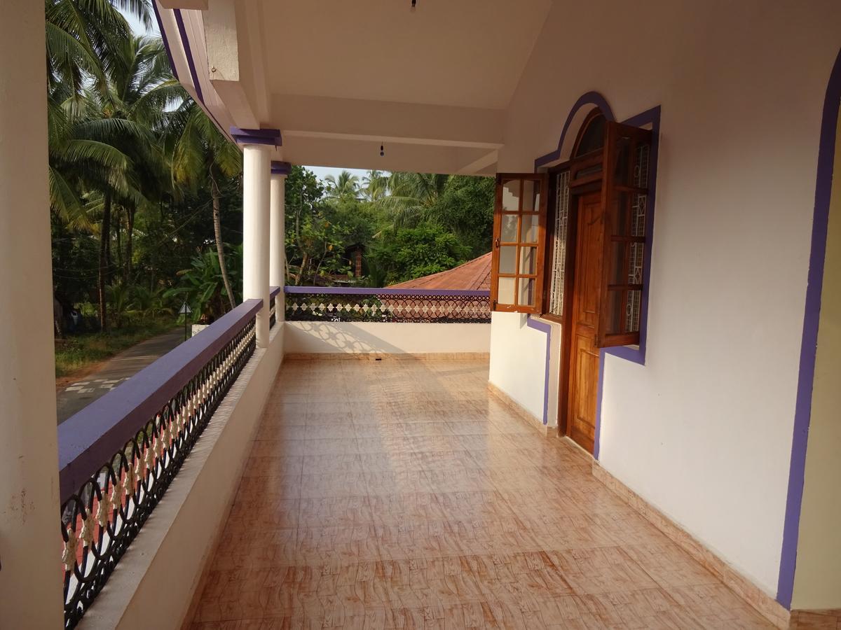 Lobo'S Guesthouse Cavelossim Bagian luar foto